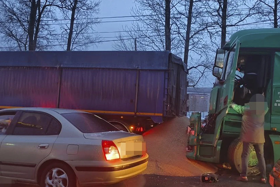 В Твери на Московском шоссе произошло ДТП с зерновозом Фото: отдел ГИБДД УМВД России по г. Твери