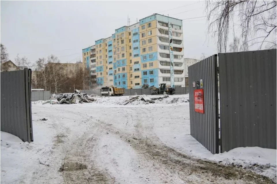 Сейчас на объекте остался лишь небольшой кусок бетонного фундамента