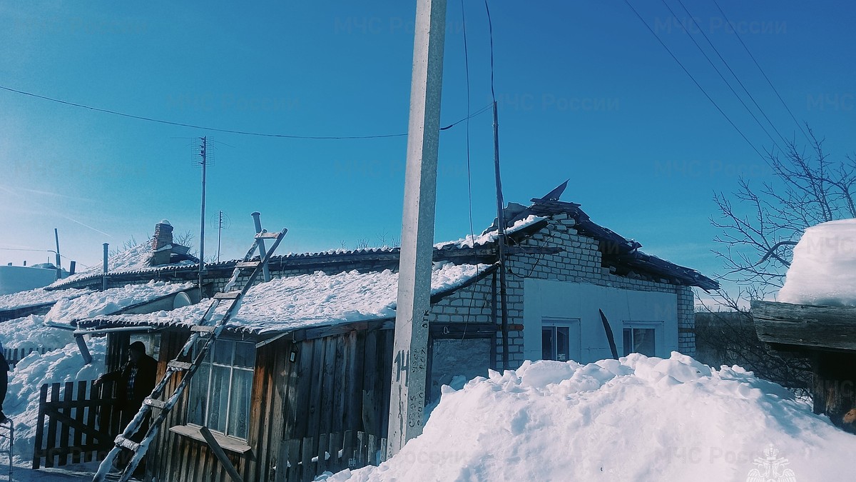 В селе Раздолье Ульяновской области из-за снега у частного дома рухнула  крыша - KP.RU