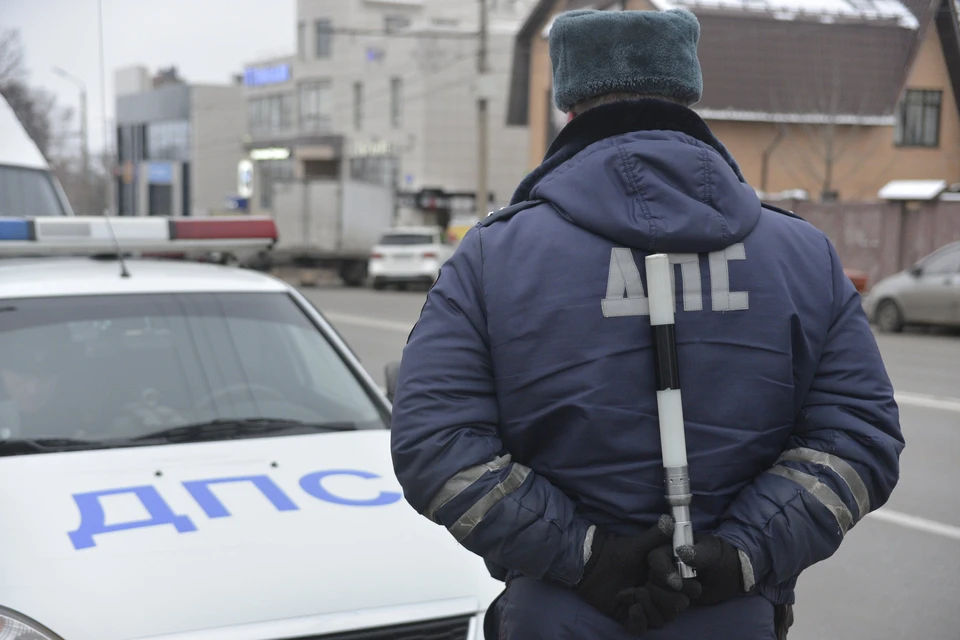 Гонщик в Ленобласти влетел в сугроб и столкнулся с патрульным автомобилем.