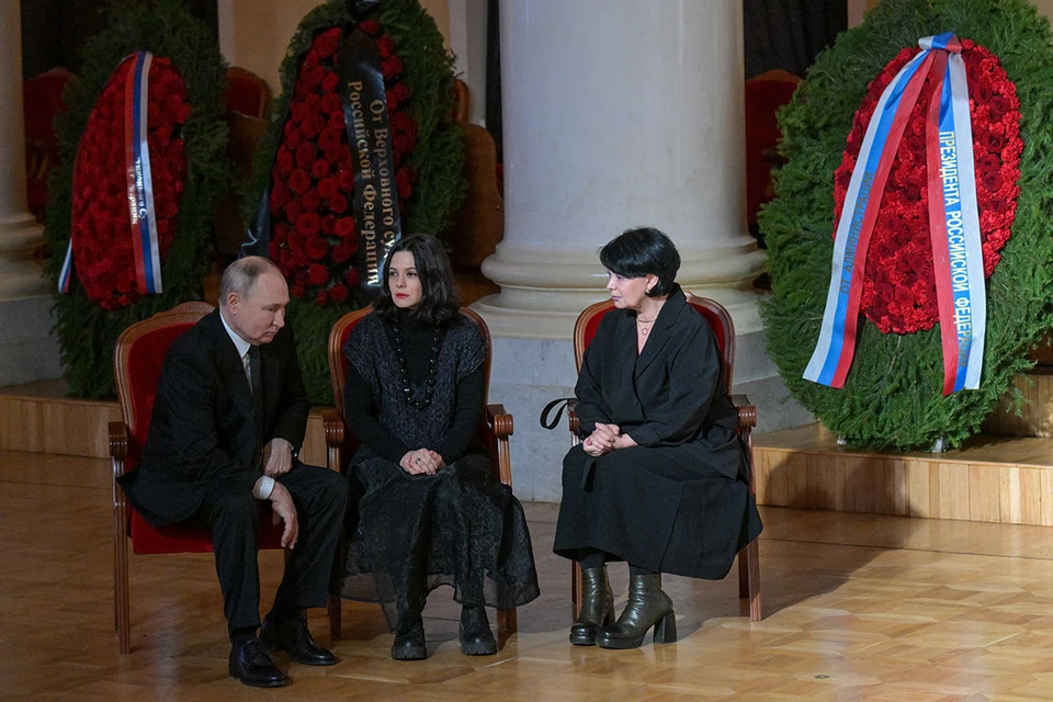 Президент пообщался с женой и дочерью бывшего главы Верховного суда. Фото: Алексей Никольский/POOL/ТАСС