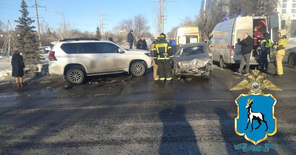 Один автомобиль не уступил дорогу другому на нерегулируемом перекрестке