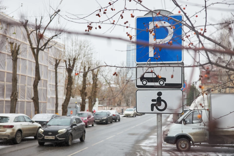 В Новосибирске инвалидам пришлось выбивать места на автопарковке через суд.