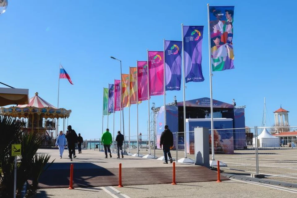 В Сочи приезжают участники фестиваля.