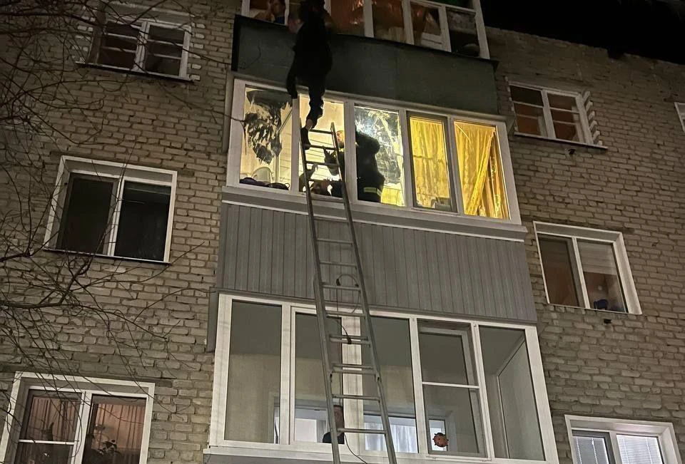 В Ульяновске на проспекте Гая юноша пытался выпрыгнуть с балкона | ФОТО: Управление гражданской защиты Ульяновска