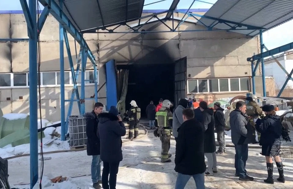 На месте происшествия работали семь единиц техники и 27 человек.
