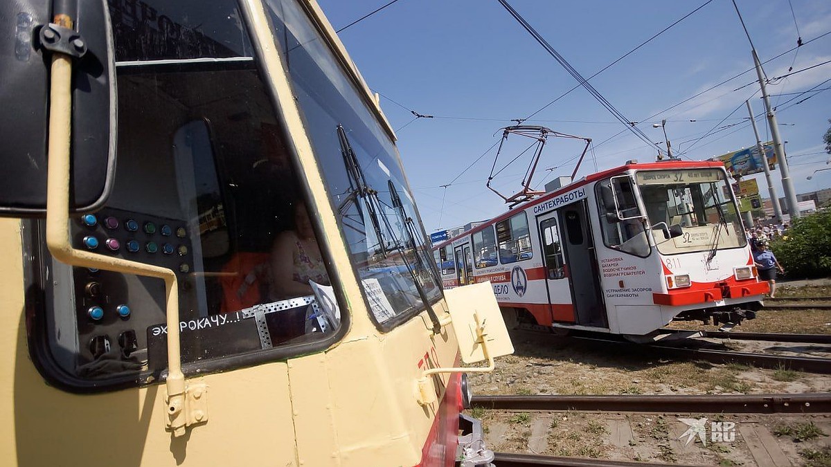 В Екатеринбурге машина такси врезалась в трамвай - KP.RU