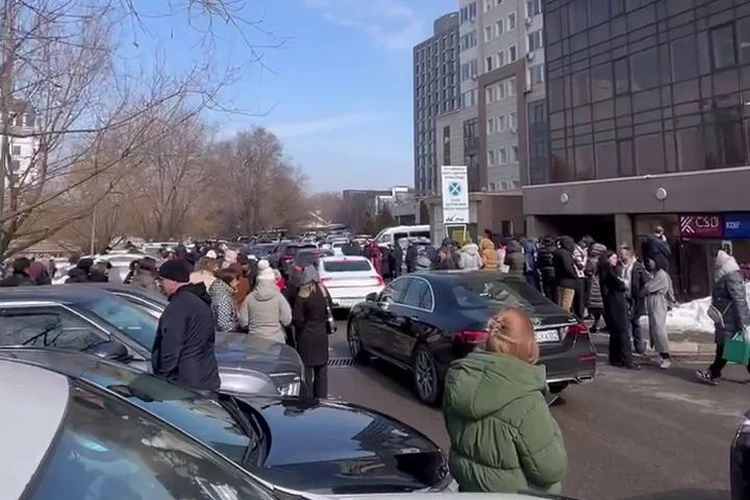 «В городе зазвучали сирены»: в Алма-Ате из-за сильного землетрясения люди выбежали из офисов