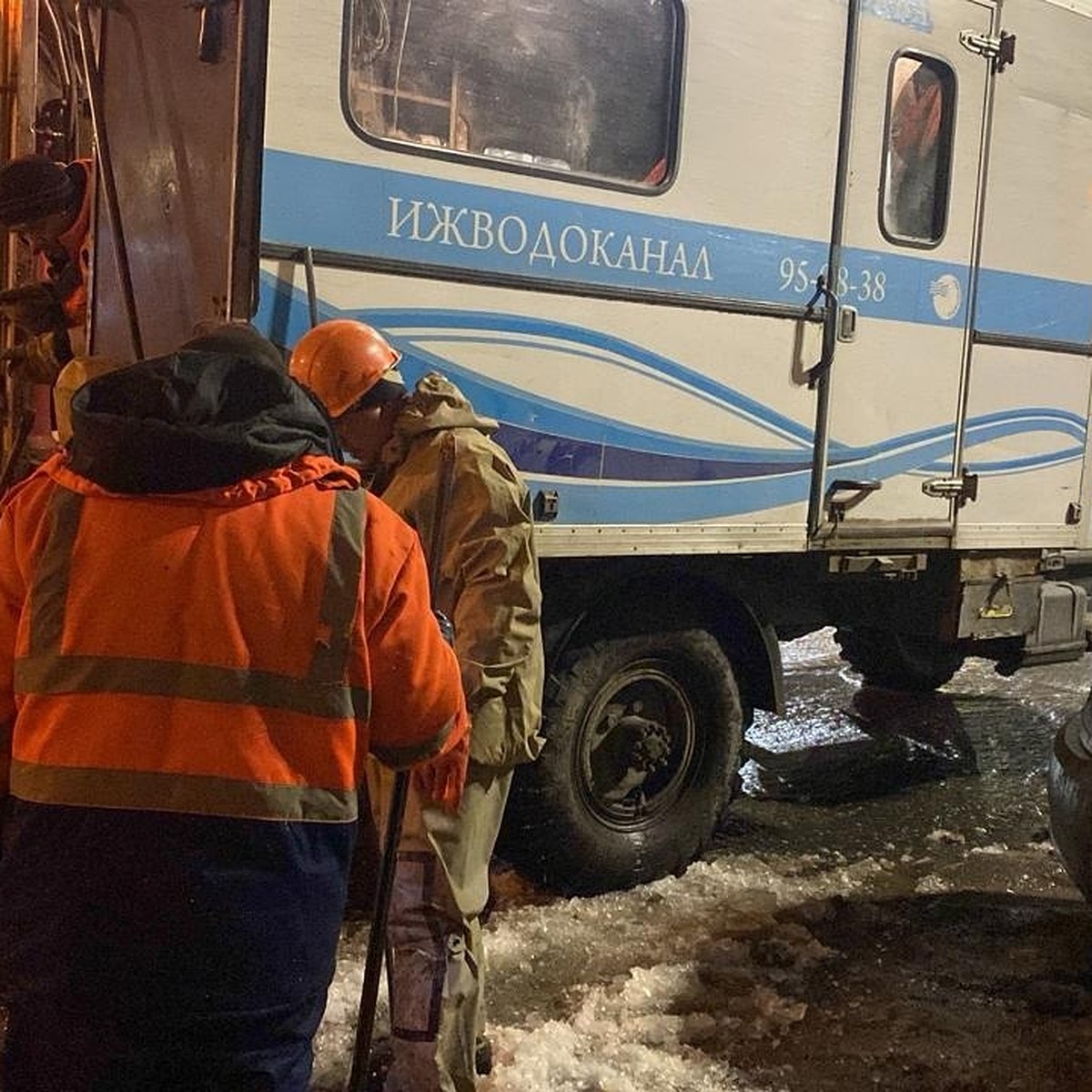 Перекресток улиц Сабурова и Союзная затопило из-за прорыва водопровода в  Ижевске - KP.RU