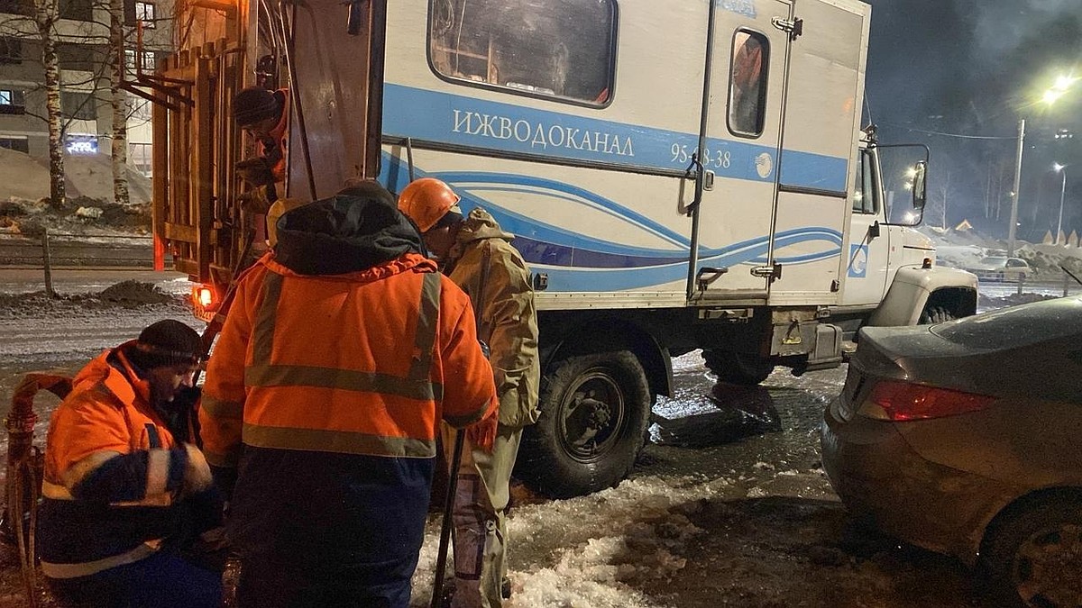 Перекресток улиц Сабурова и Союзная затопило из-за прорыва водопровода в  Ижевске - KP.RU