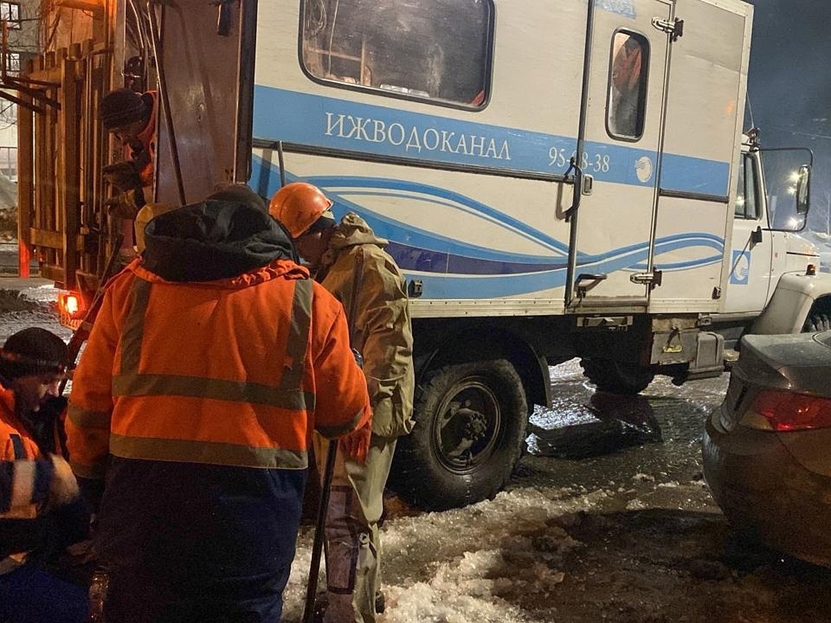 Перекресток улиц Сабурова и Союзная затопило из-за прорыва водопровода в  Ижевске - KP.RU