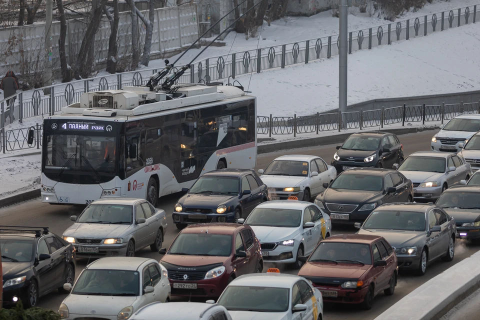 Красноярск сковали предпраздничные 9-балльные пробки