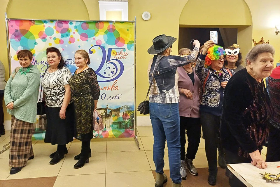 Гостьи праздника могли сделать веселое селфи.