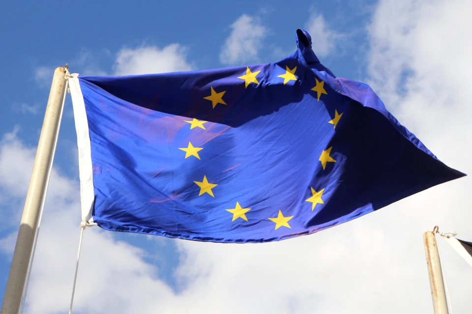Euractiv: Принятие решения о помощи Киеву от ЕС усложняется из-за Франции
