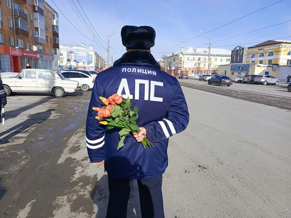 Сотрудники ГИБДД поздравили тагильчанок с наступающим 8 Марта. Фото: МУ МВД России «Нижнетагильское»