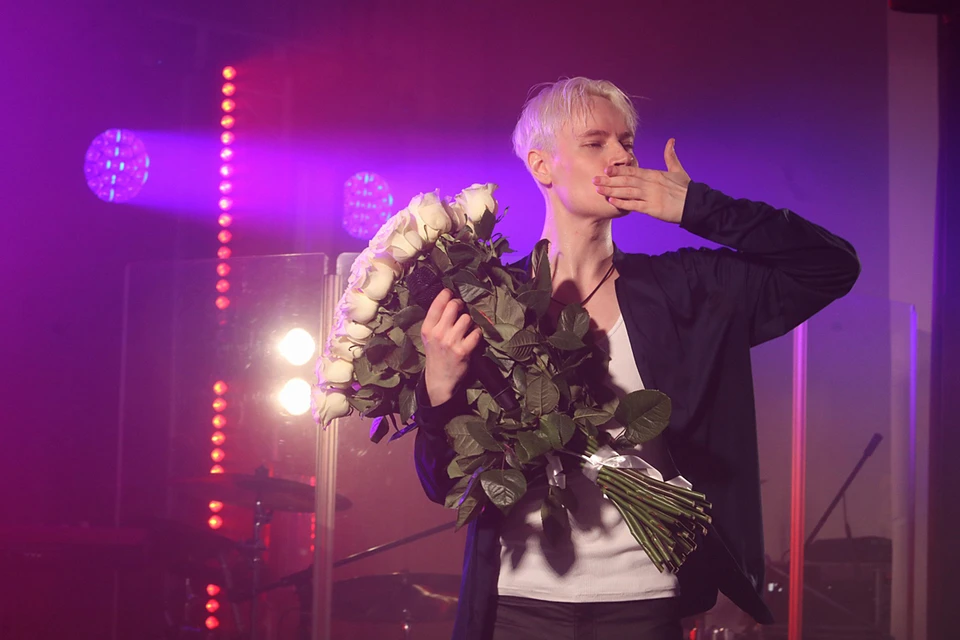 Сотрудницы ИК преподнесли певцу увесистый букет белых роз