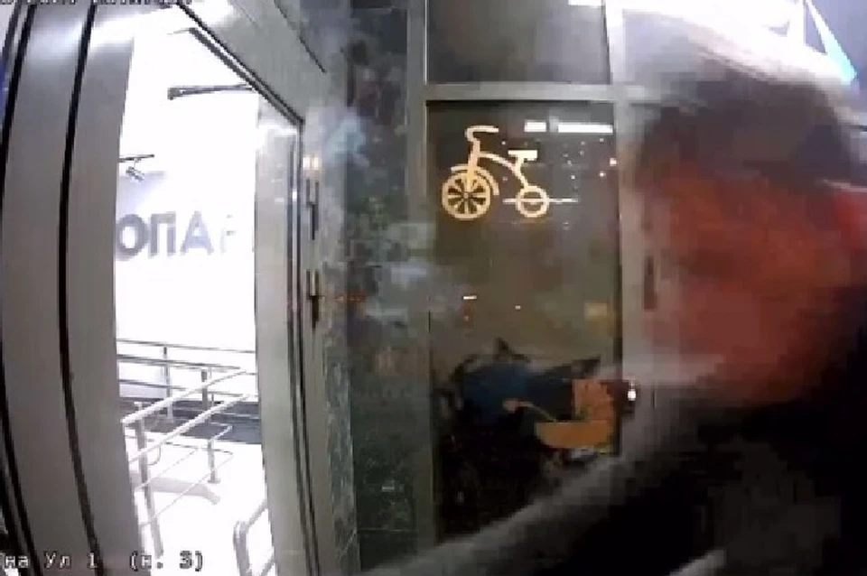 Пьяный рязанец разбил дверь в подъезде в ЖК «Метропарк» - KP.RU