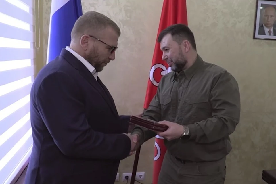 Глава ДНР вручил награды вице-губернатору Петербурга за восстановление Мариуполя. Фото: ТГ/Пушилин