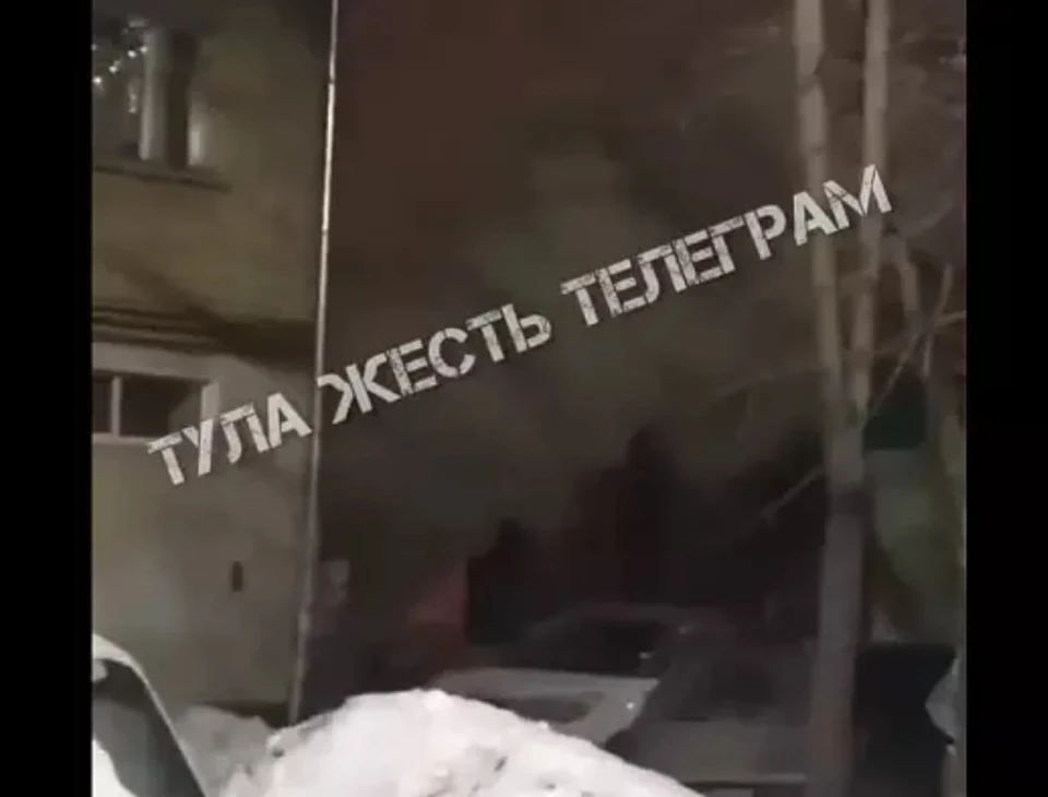 В подвале тульской пятиэтажки на проспекте Ленина загорелись сараи. Фото: "Тула Жесть".