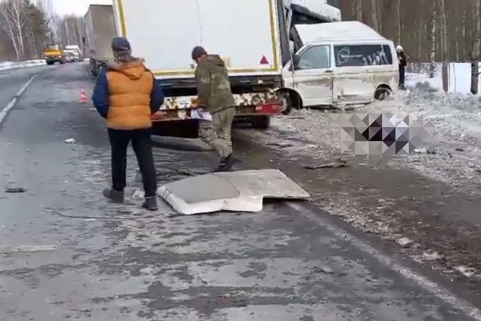 57-летний водитель разбился, влетев под фуру на трассе в Нижегородской области. Фото: Пресс-служба УГИБДД по Нижегородской области.