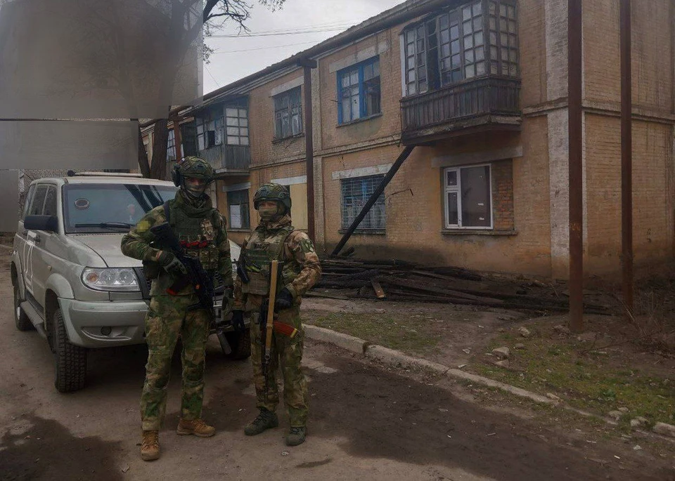 Сотрудники Росгвардии, ставшие очевидцами пожара, вывели из огня пенсионеров. ФОТО: Росгвардия