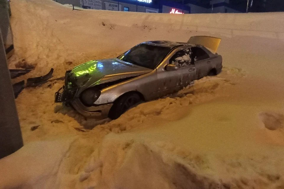 Водитель «Мерседеса» вылетел за ограждения парковки в Ижевске. Фото: Госавтоинспекция Удмуртии