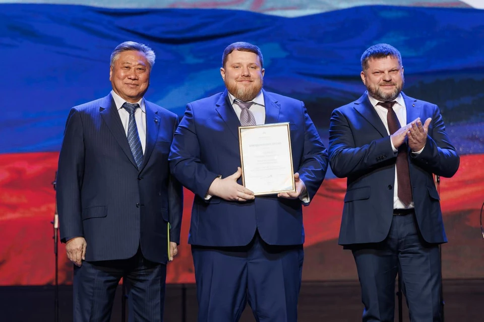 Сергей Цой наградил лучших работников компании.