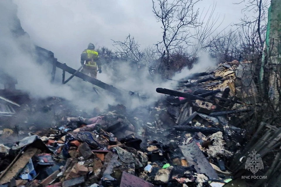 Снаряд ВСУ полностью разрушил частный дом, на месте обстрела возник пожар. Фото: МЧС России