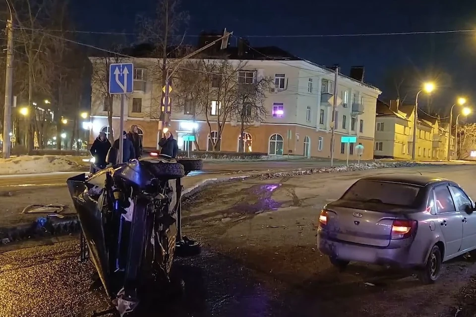 Водитель ВАЗа сбил знак, врезался в «Ладу» и сбежал с места ДТП в Липецке