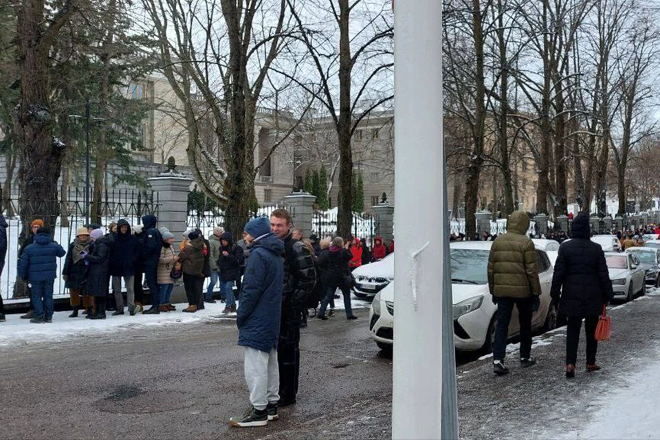 Десятки россиян пришли проголосовать в посольство РФ в Хельсинки. Фото: Кости Хейсканен