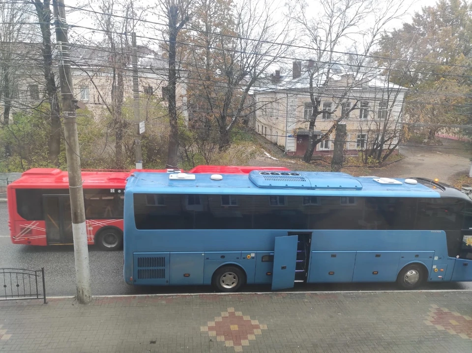 Жители дома устали от автобусов под окнами.
