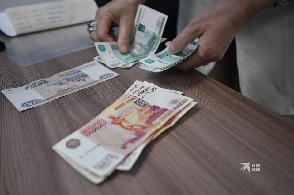 Хулиганы проникли в салон и вынесли товары