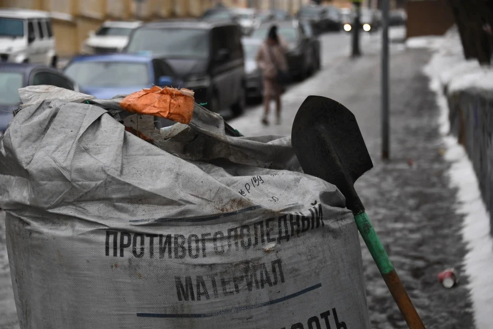 Жителей столичного региона просят быть внимательными и аккуратными на улице
