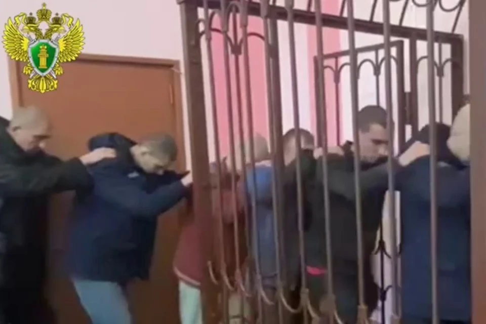Генпрокуратура РФ: Десять боевиков «Азова»* осудили за удары по Мариуполю, фото: скриншот из видео