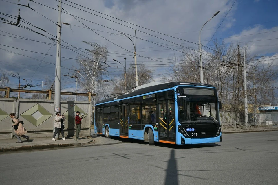 В Новосибирске троллейбус №13 поехал по встречке из-за пробки.