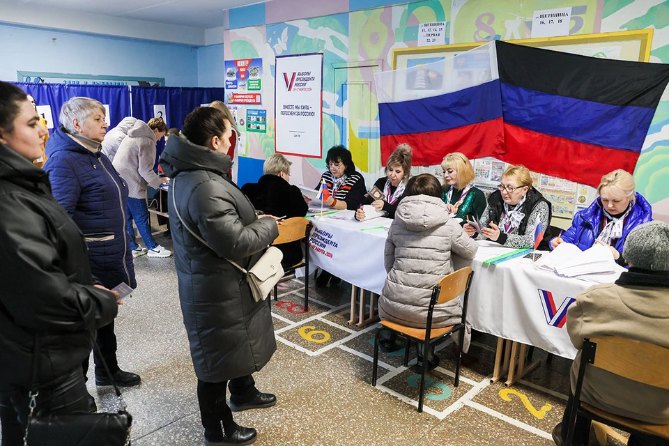 Избиратели на выборах президента России на избирательном участке в Донецке. Фото: Дмитрий Ягодкин/ТАСС