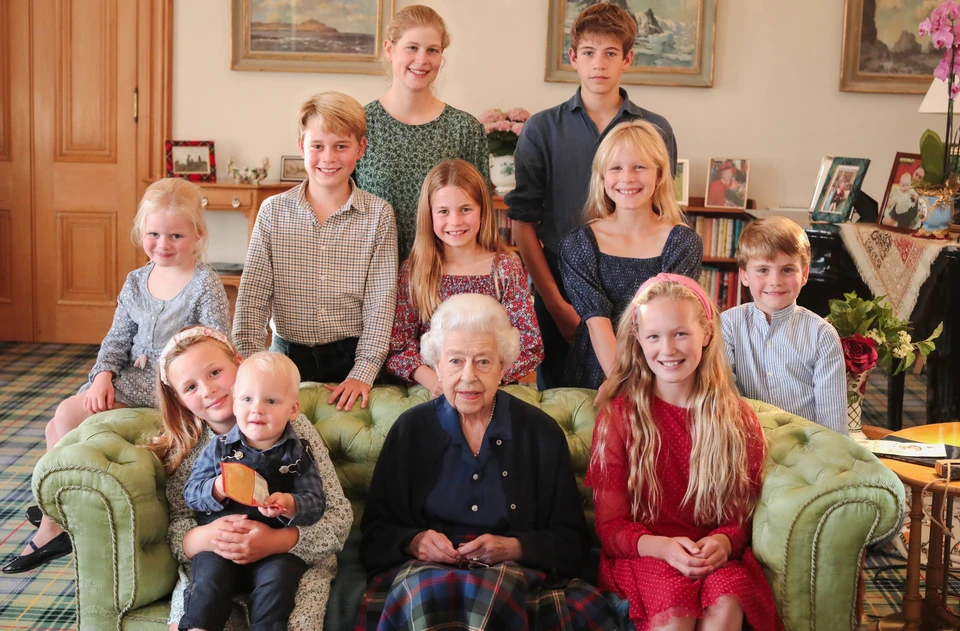 Снимок королевы с правнуками, сделанный незадолго до смерти Елизаветы, также подвергался цифровой обработке.