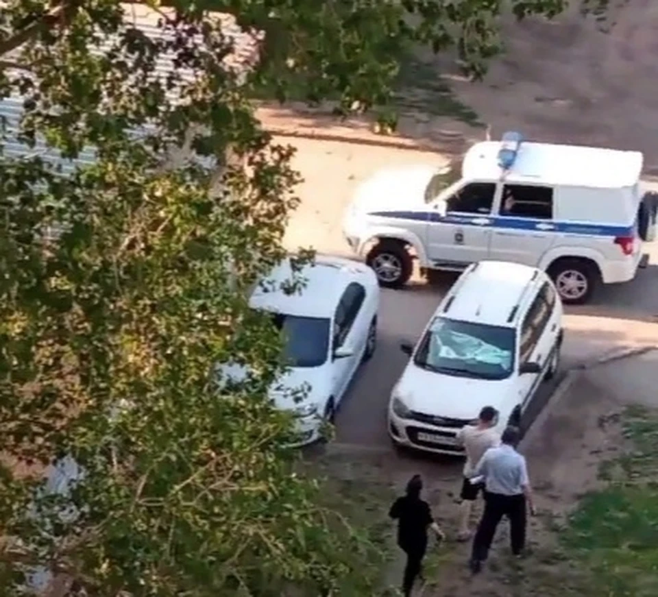 На тольяттинцев обратили внимание, когда они шли из лесопосадки и постоянно оглядывались