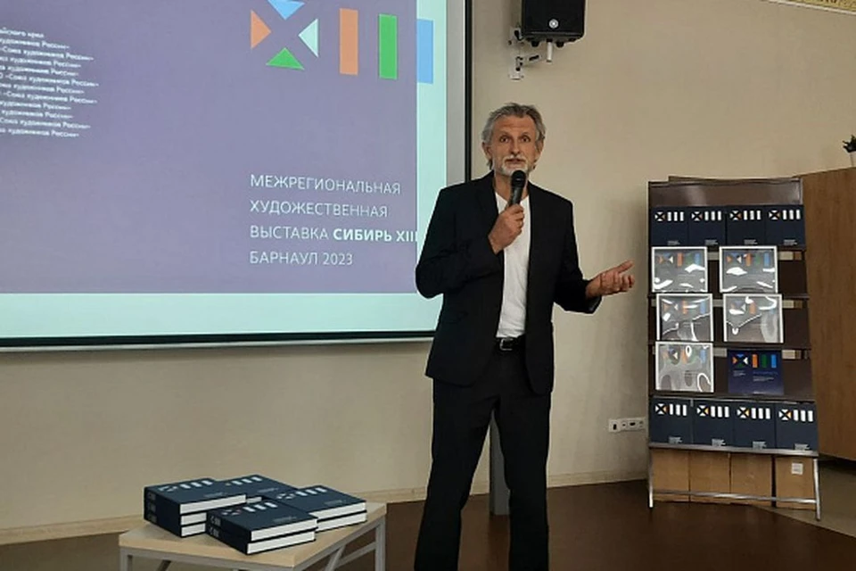 В Барнауле представили иллюстрированный альбом выставки «Сибирь XIII». Фото: Вечерний Барнаул