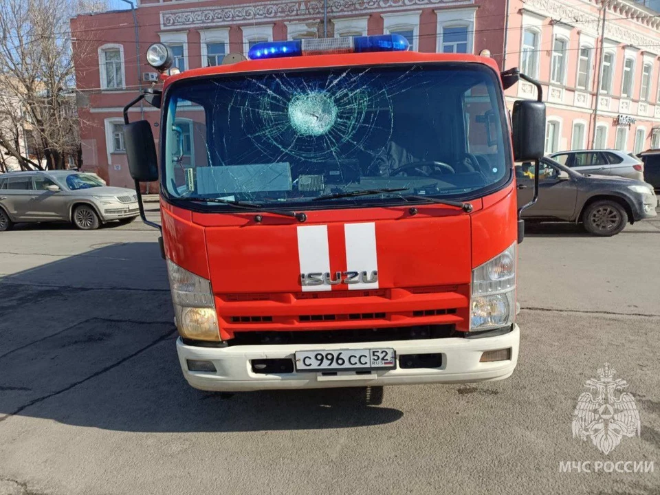 Мужчина бросил кирпич в лобовое стекло пожарной машины в Нижнем Новгороде