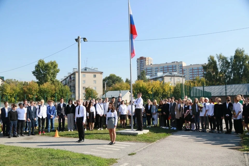 Церемония поднятия флага и исполнения гимна будет обязательной для всех школ России