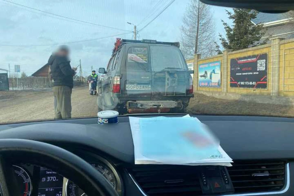 Водителя с табличкой «БОРОДА» вместо номеров на автомобиле остановили в Иркутске