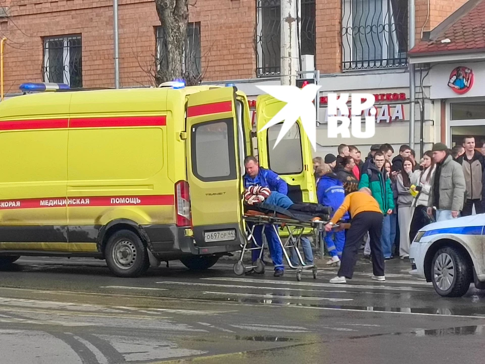 Фото: Автомобиль сбил маму с ребёнком на пешеходном переходе в Костроме