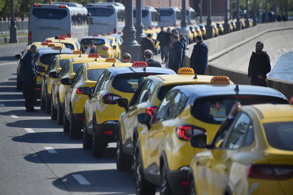 Зарплаты таксистов в России выросли на 23% за год