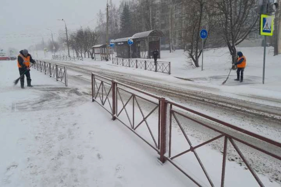 140 человек и 68 единиц техники чистят снег на улицах Иркутска