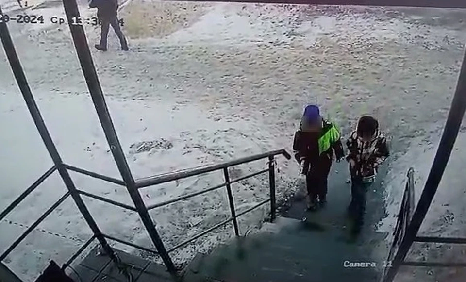Дети поднимались по ступенькам, когда на них рухнула огромная наледь.