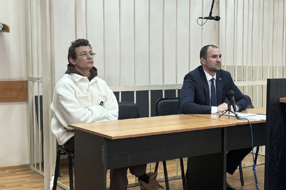 Никита Кологривый вместе с адвокатом. Фото: Новосибирский областной суд