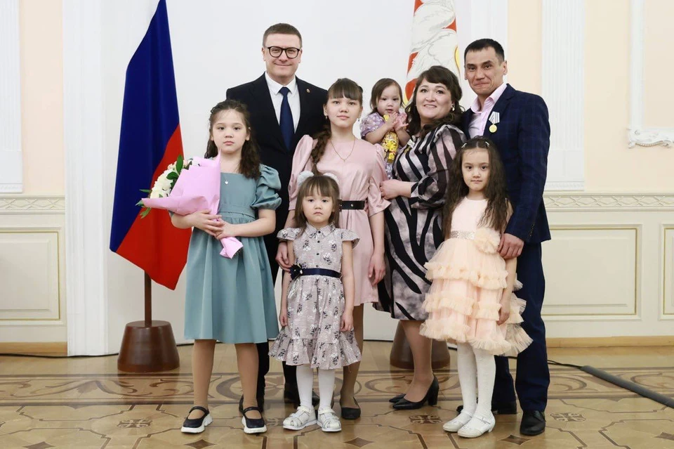 Семья Зариповых получила медаль ордена «Родительская слава». Фото: пресс-служба губернатора.
