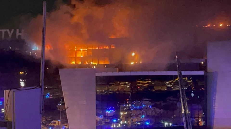 Крыша "Крокус Сити Холла" начинает рушиться от пожара