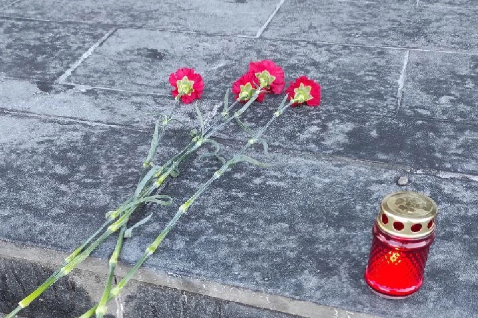 Северяне приносят цветы, ставят свечи. Фото: Константин Кабанец